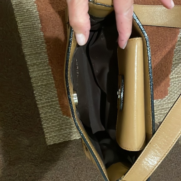 Beautiful structured tan bag with unique design - Picture 3 of 5